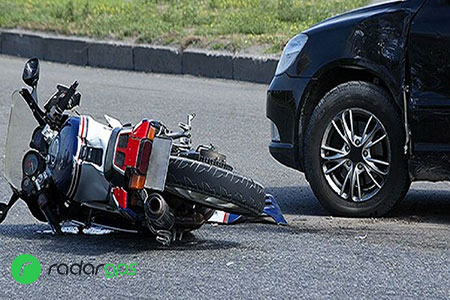 خطر اصابت موتورسوار با درب خودرو ​